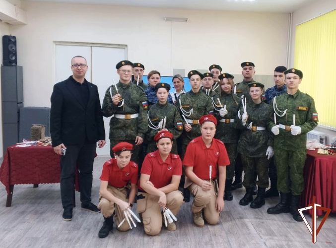 Сотрудники Управления Росгвардии по Свердловской области приняли участие в патриотическом форуме для молодежи