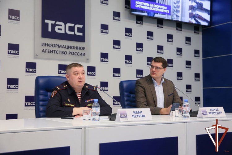 В пресс-центре ТАСС-Урал состоялась пресс-конференция с участием представителя Управления Росгвардии по Свердловской области, посвященная контролю за оборотом оружия в Екатеринбурге