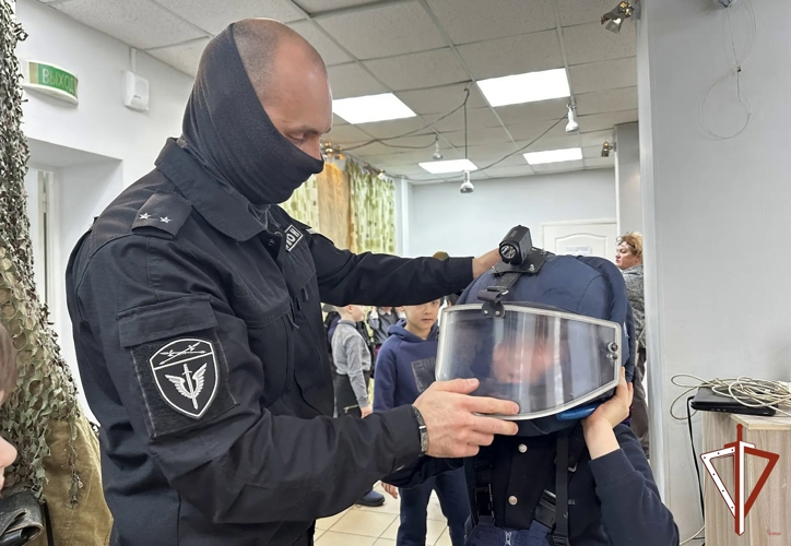 Сотрудники ОМОН напомнили детям о правилах безопасности и продемонстрировали экипировку, а также провели профориентационную встречу со студентами