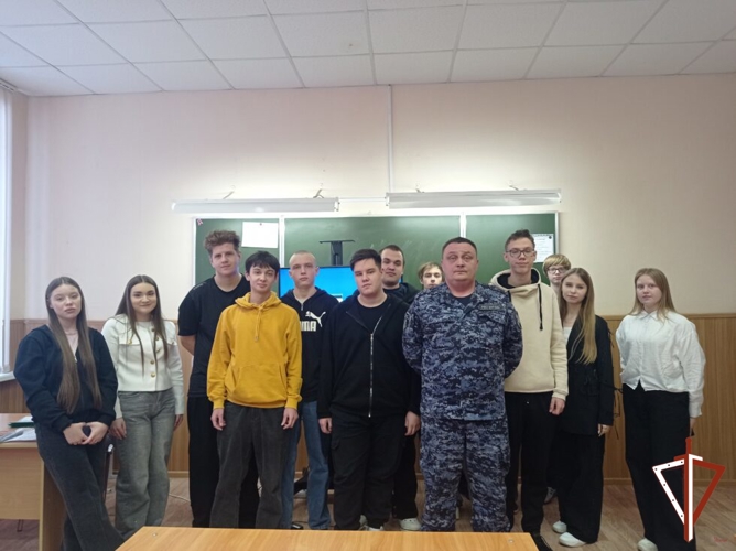 Росгвардейцы в Свердловской области продолжают проводить профориентационные встречи с молодежью региона