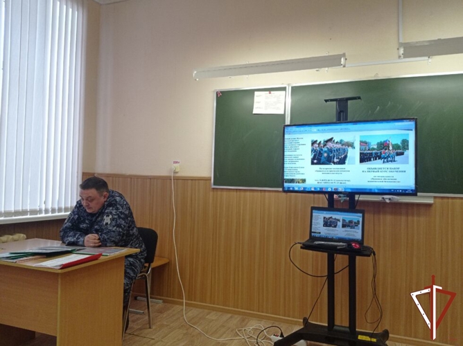 Росгвардейцы в Свердловской области продолжают проводить профориентационные встречи с молодежью региона