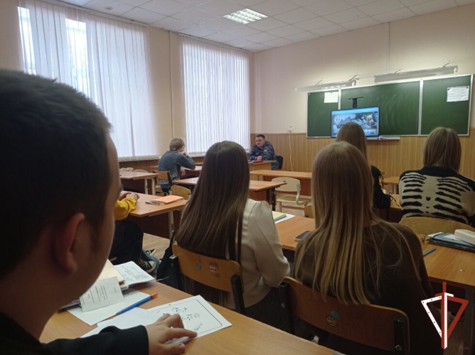 Росгвардейцы в Свердловской области продолжают проводить профориентационные встречи с молодежью региона