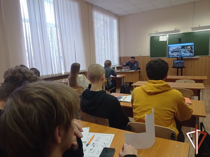 Росгвардейцы в Свердловской области продолжают проводить профориентационные встречи с молодежью региона