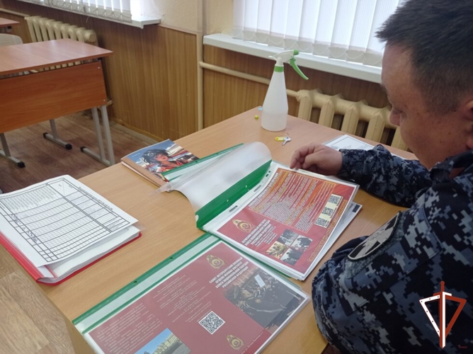 Росгвардейцы в Свердловской области продолжают проводить профориентационные встречи с молодежью региона