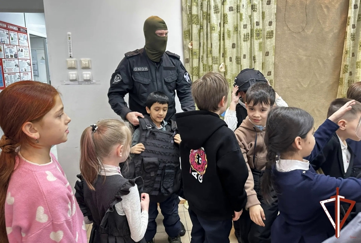 Сотрудники ОМОН напомнили детям о правилах безопасности и продемонстрировали экипировку, а также провели профориентационную встречу со студентами