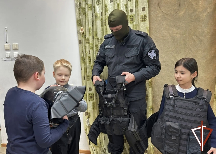 Сотрудники ОМОН напомнили детям о правилах безопасности и продемонстрировали экипировку, а также провели профориентационную встречу со студентами