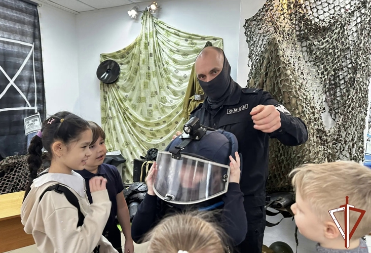 Сотрудники ОМОН напомнили детям о правилах безопасности и продемонстрировали экипировку, а также провели профориентационную встречу со студентами