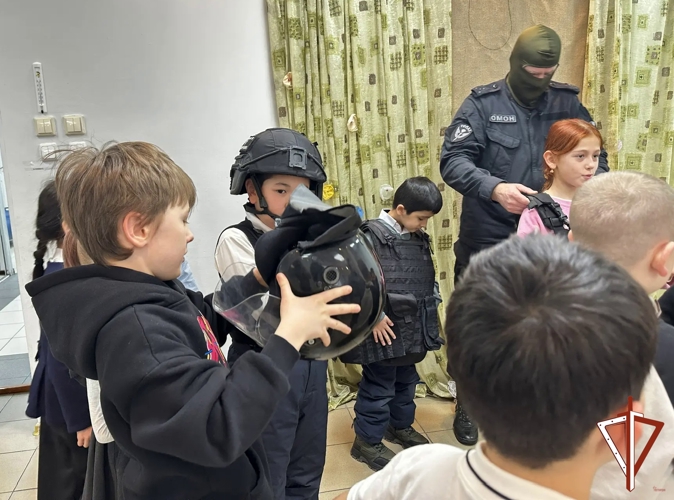 Сотрудники ОМОН напомнили детям о правилах безопасности и продемонстрировали экипировку, а также провели профориентационную встречу со студентами