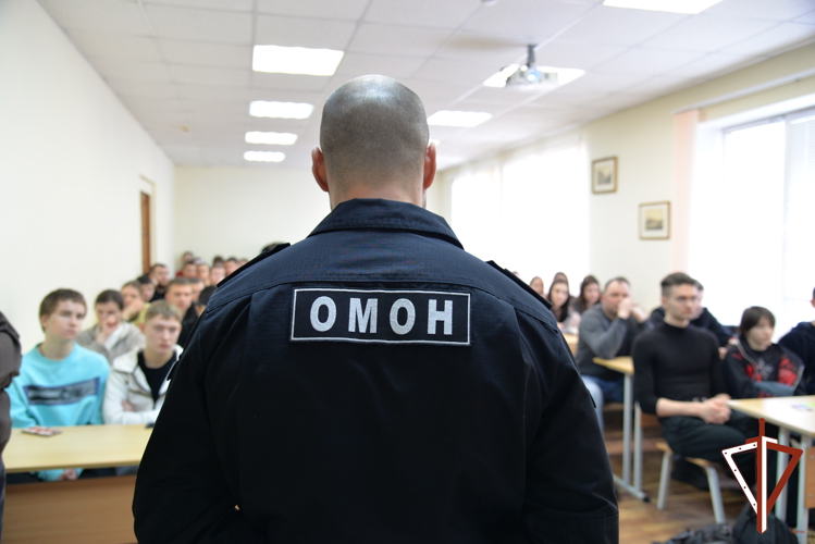 Сотрудники ОМОН напомнили детям о правилах безопасности и продемонстрировали экипировку, а также провели профориентационную встречу со студентами