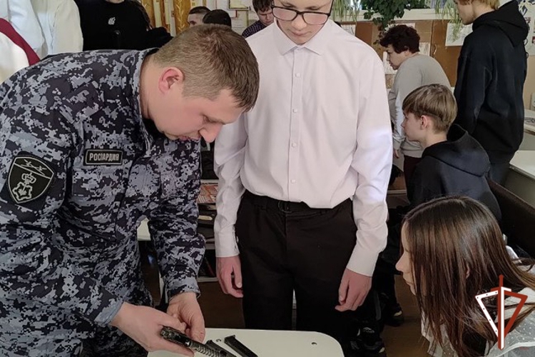 Патриотические встречи с подрастающим поколением продолжаются в Свердловской области