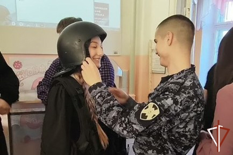 Патриотические встречи с подрастающим поколением продолжаются в Свердловской области