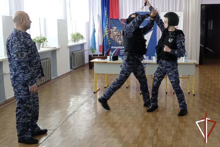 Патриотические встречи с подрастающим поколением продолжаются в Свердловской области