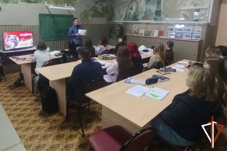 Сотрудники Управления Росгвардии по Свердловской области провели ряд профориентационных мероприятий в регионе
