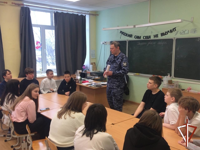 В Свердловской области росгвардейцы с «Волонтерской Ротой» провели мастер-класс для школьников