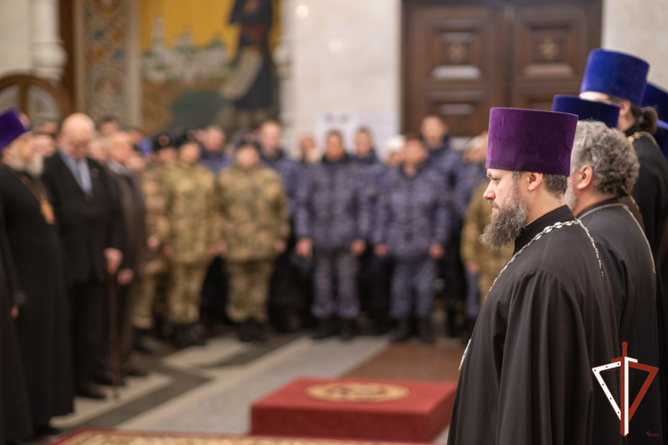 В Храме-Памятнике на Крови митрополит Екатеринбургский и Верхотурский Евгений возглавил молебен о воинах Росгвардии