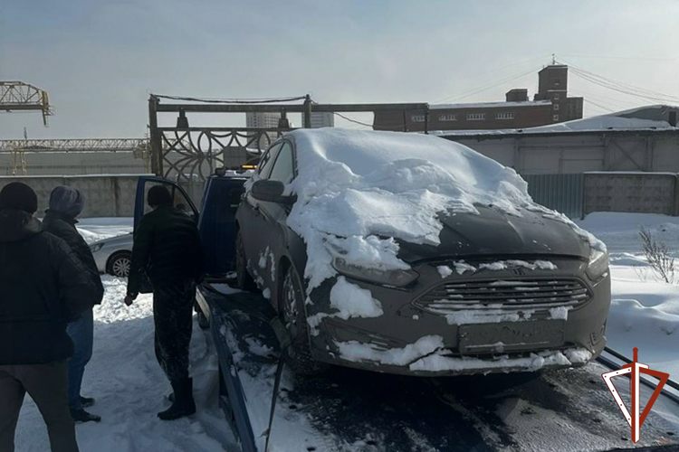 В Екатеринбурге при силовой поддержке СОБР Росгвардии задержаны подозреваемые в серии краж автомобилей