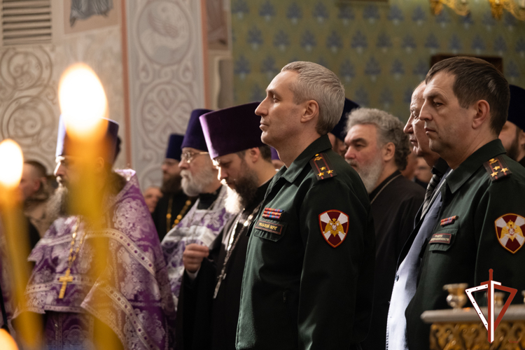 В Храме-Памятнике на Крови митрополит Екатеринбургский и Верхотурский Евгений возглавил молебен о воинах Росгвардии
