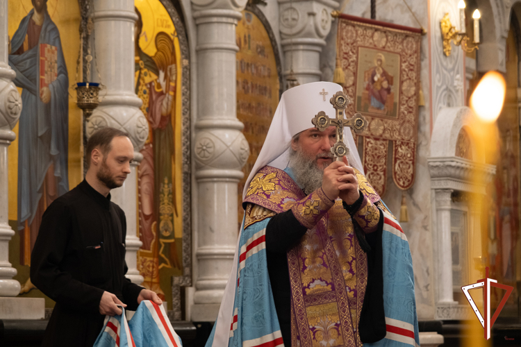 В Храме-Памятнике на Крови митрополит Екатеринбургский и Верхотурский Евгений возглавил молебен о воинах Росгвардии