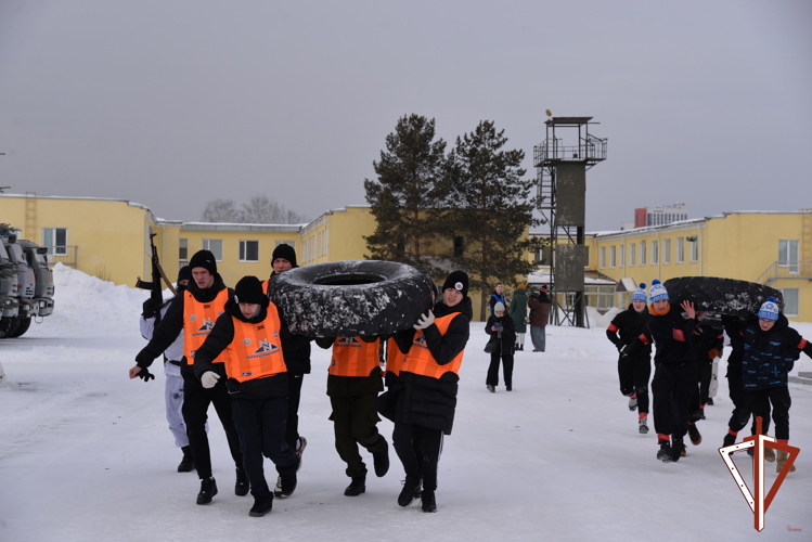 На базе ОМОН «Малахит» в Екатеринбурге состоялась традиционная военизированная эстафета для молодежи