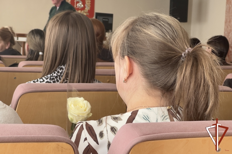 Представительниц прекрасного пола управления Росгварди по Свердловской области с предстоящим Международным женским днём поздравил ансамбль песни и пляски 