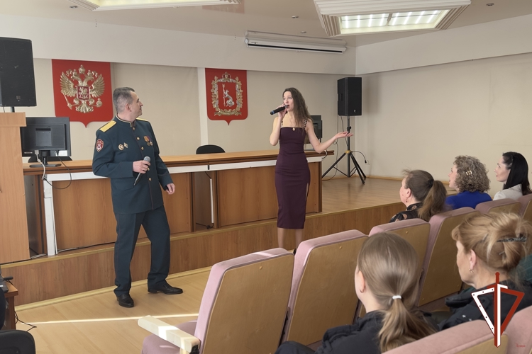 Представительниц прекрасного пола управления Росгварди по Свердловской области с предстоящим Международным женским днём поздравил ансамбль песни и пляски 