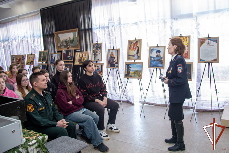 В Екатеринбурге состоялась фотовыставка «Женщина в форме», в рамках которой выступили представительницы прекрасного пола Управлении Росгвардии по Свердловской области