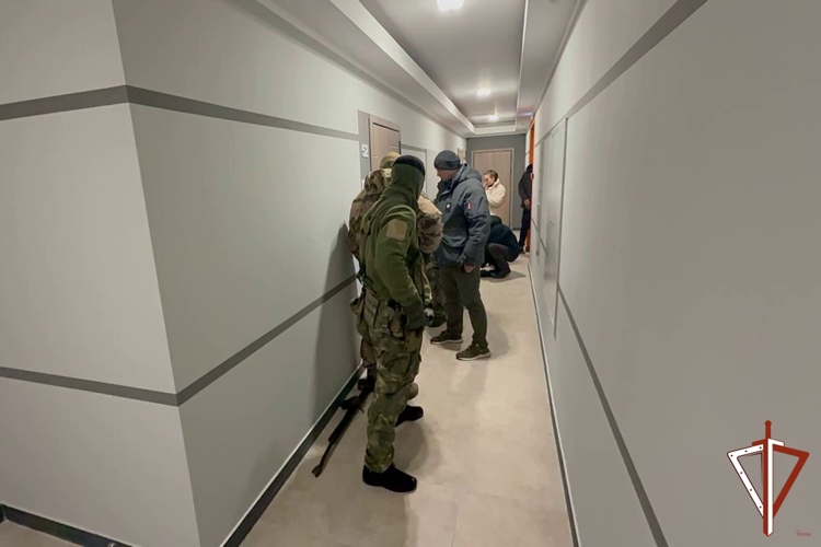 В Екатеринбурге при силовой поддержке Росгвардии задержана иностранка, подозреваемая в мошенничестве с выплатами (видео)