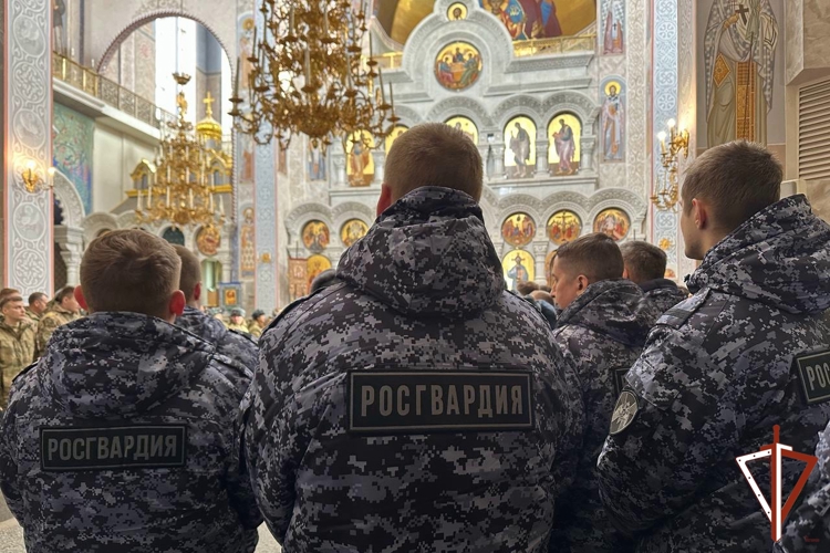 В Храме-Памятнике на Крови митрополит Екатеринбургский и Верхотурский Евгений возглавил молебен о воинах Росгвардии