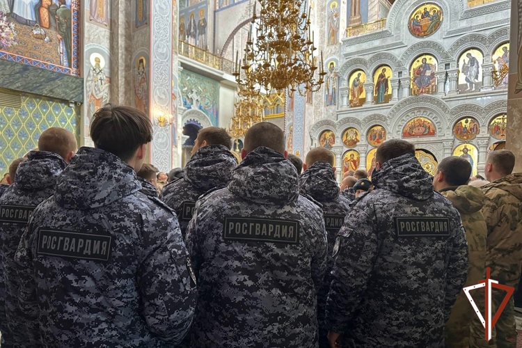 В Храме-Памятнике на Крови митрополит Екатеринбургский и Верхотурский Евгений возглавил молебен о воинах Росгвардии