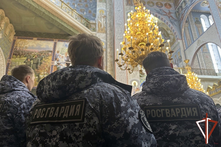 В Храме-Памятнике на Крови митрополит Екатеринбургский и Верхотурский Евгений возглавил молебен о воинах Росгвардии