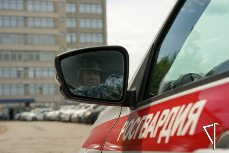 В Екатеринбурге сотрудники вневедомственной охраны Росгвардии задержали мужчину с ножом