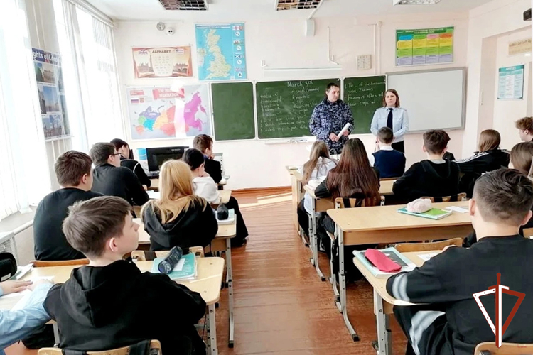 Представители Росгвардии провели профилактические встречи с учащимися Свердловской области