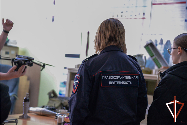 Cотрудники ОМОН Росгвардии в Екатеринбурге провели занятия с молодежью