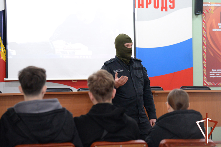 Cотрудники ОМОН Росгвардии в Екатеринбурге провели занятия с молодежью
