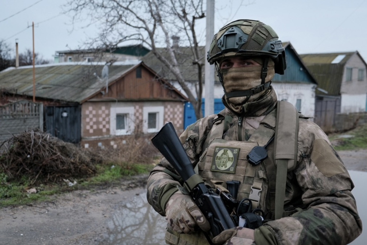 В Запорожской области росгвардейцы обнаружили тайник с иностранным оружием