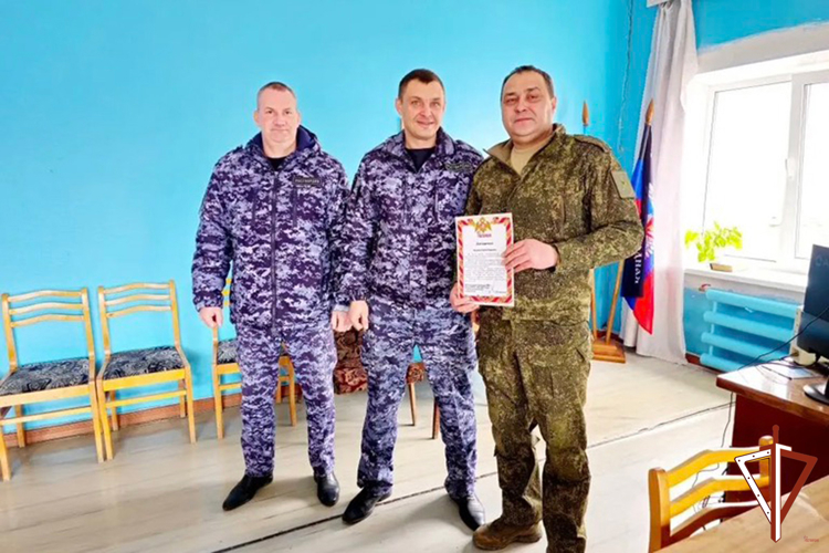 Росгвардейцы в Свердловской области поздравляют сотрудников военных комиссариатов с профессиональным праздником