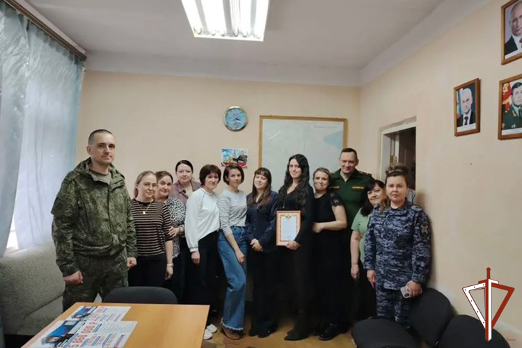 Росгвардейцы в Свердловской области поздравляют сотрудников военных комиссариатов с профессиональным праздником