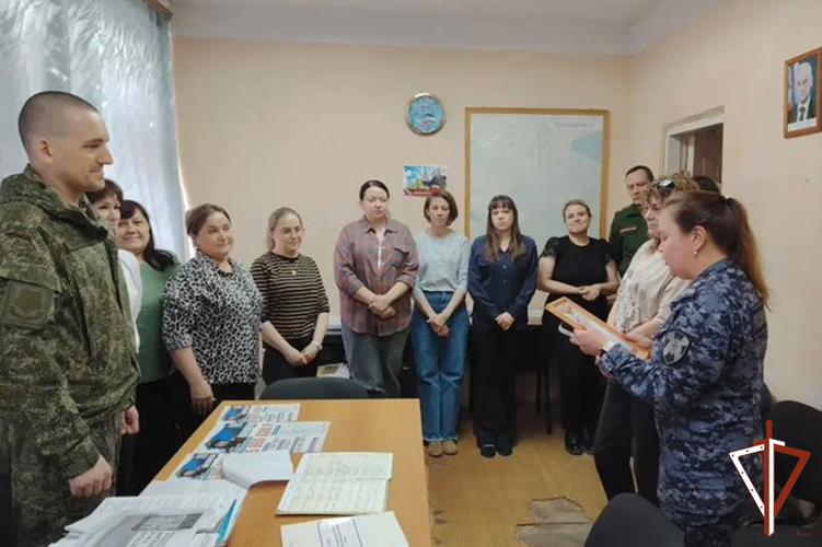 Росгвардейцы в Свердловской области поздравляют сотрудников военных комиссариатов с профессиональным праздником