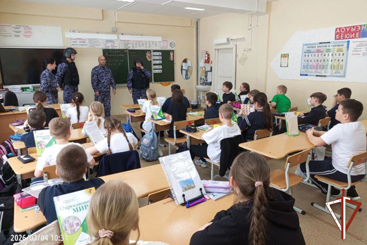 Представители Росгвардии провели профилактические встречи с учащимися Свердловской области