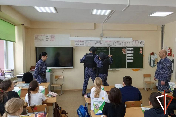 Представители Росгвардии провели профилактические встречи с учащимися Свердловской области