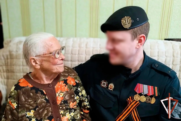В Свердловской области сотрудники Росгвардии навестили ветеранов