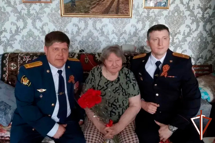 В Свердловской области сотрудники Росгвардии навестили ветеранов