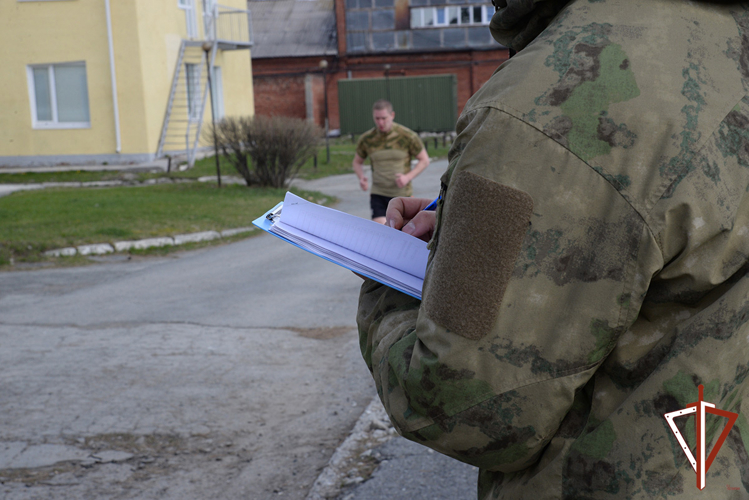 Сотрудники Управления Росгвардии по Свердловской области прошли испытания на право ношения серебряного знака отличия полицейского спецназа