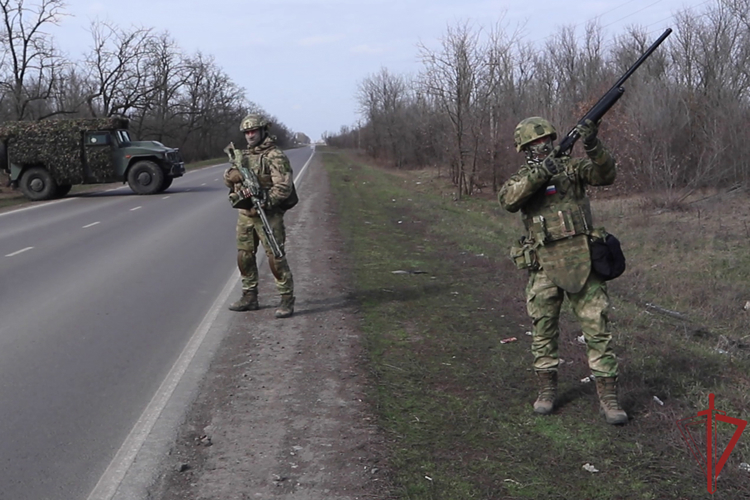 В Херсонской и Запорожской областях росгвардейцы задержали подозреваемых в совершении преступлений (видео)