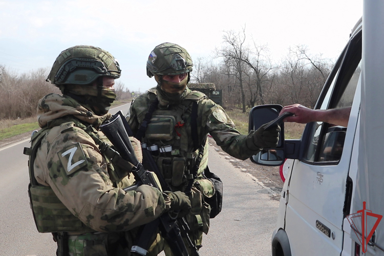 В Херсонской и Запорожской областях росгвардейцы задержали подозреваемых в совершении преступлений (видео)