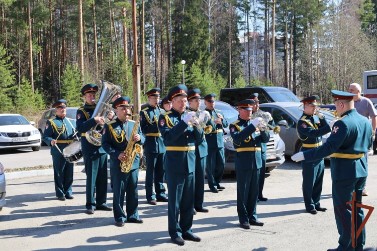 Ветеранов Великой Отечественной войны на Урале росгвардейцы поздравили персональными парадами