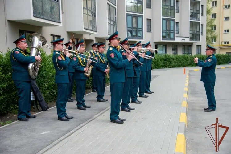 Акцию «Парад у дома ветерана» провели росгвардейцы в Свердловской области