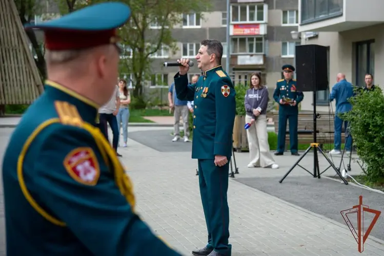 Акцию «Парад у дома ветерана» провели росгвардейцы в Свердловской области