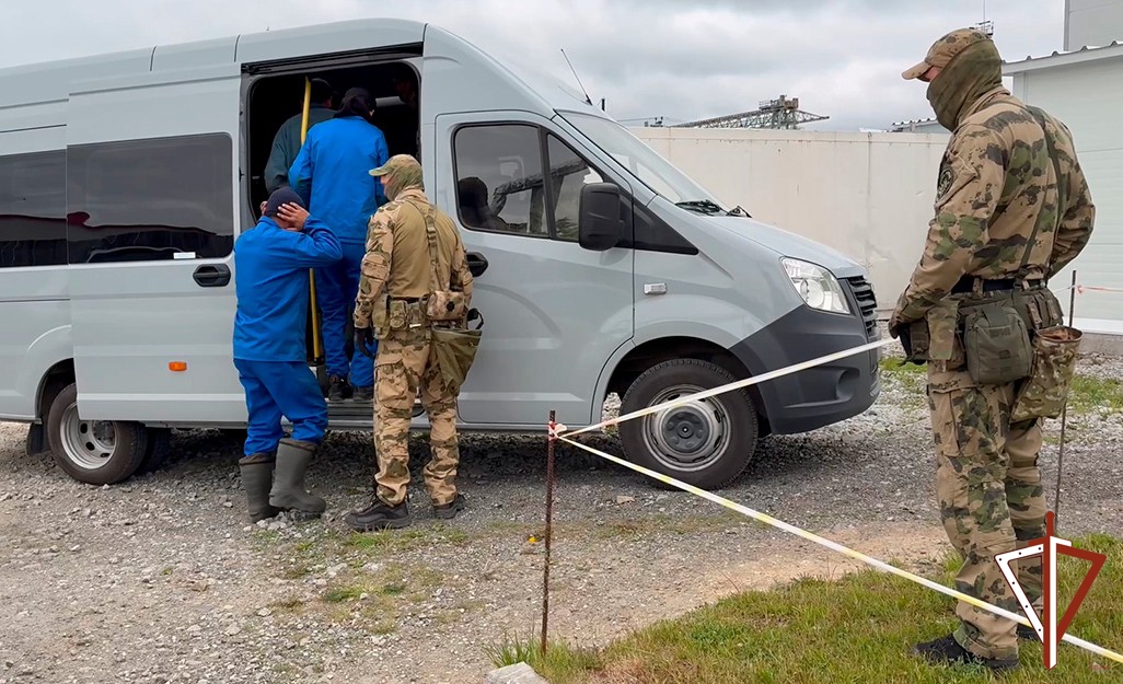 При силовой поддержке Росгвардии полиция Екатеринбурга выявила нелегальных мигрантов