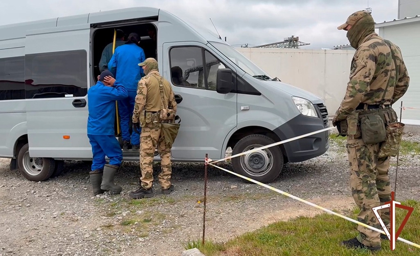 При силовой поддержке Росгвардии полиция Екатеринбурга выявила нелегальных мигрантов (видео)